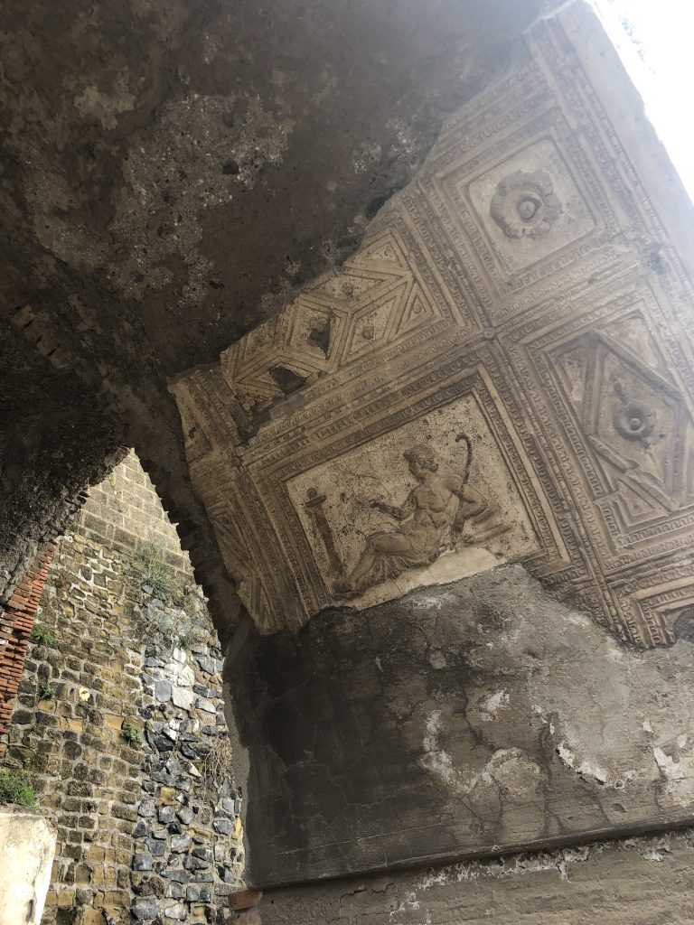 Visiter Naples sans voir au moins un de ses deux incroyables sites archéologiques, Pompéi et Herculanum, c’est un peu dommage ! Nous avons choisi de plonger dans l’histoire d’Herculanum le temps d’une après-midi, et nous n’avons pas été déçus ! 