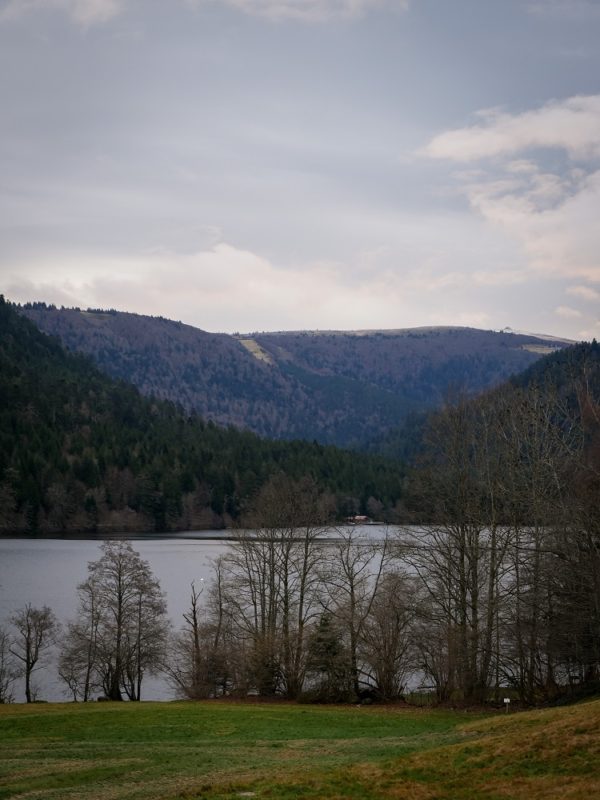 View of Randonnée vers le lac de Lispach depuis le lac de Longemer dans les ...